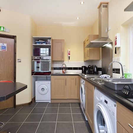 Foresters Inn Apartment - City Centre By Victoria Centre Shopping Centre - Your Own 5 Double Bedrooms Private Apartment With 3 Bathrooms And Full Kitchen To Cook As You Would At Home - Outdoor Parking For Cars Or Vans At Five Pounds A Day Nottingham Zimmer foto