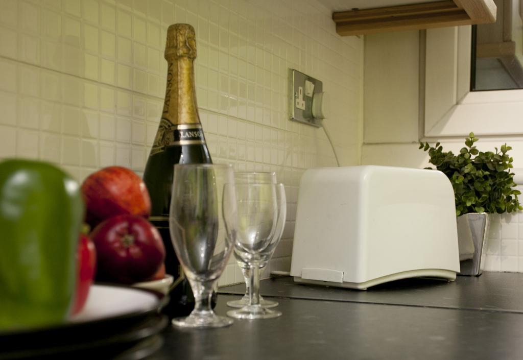 Foresters Inn Apartment - City Centre By Victoria Centre Shopping Centre - Your Own 5 Double Bedrooms Private Apartment With 3 Bathrooms And Full Kitchen To Cook As You Would At Home - Outdoor Parking For Cars Or Vans At Five Pounds A Day Nottingham Zimmer foto