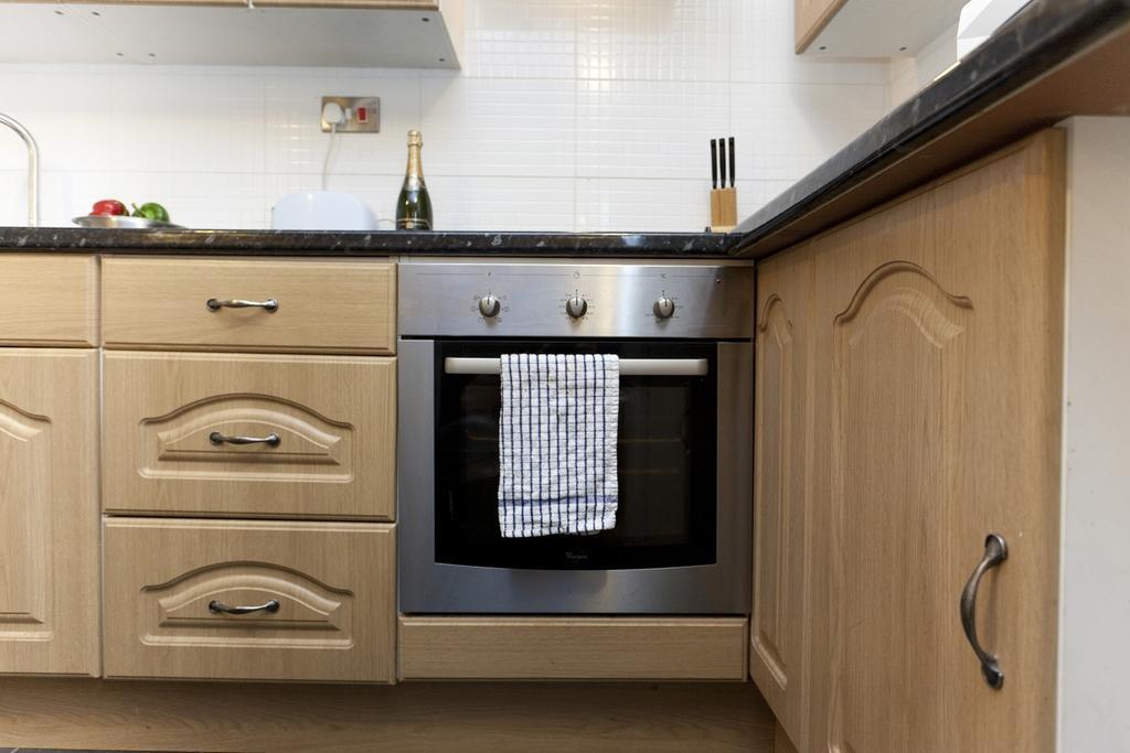 Foresters Inn Apartment - City Centre By Victoria Centre Shopping Centre - Your Own 5 Double Bedrooms Private Apartment With 3 Bathrooms And Full Kitchen To Cook As You Would At Home - Outdoor Parking For Cars Or Vans At Five Pounds A Day Nottingham Zimmer foto