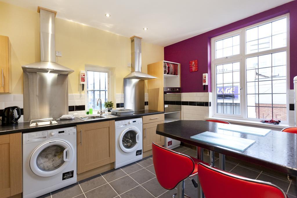 Foresters Inn Apartment - City Centre By Victoria Centre Shopping Centre - Your Own 5 Double Bedrooms Private Apartment With 3 Bathrooms And Full Kitchen To Cook As You Would At Home - Outdoor Parking For Cars Or Vans At Five Pounds A Day Nottingham Zimmer foto