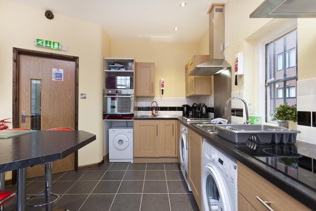 Foresters Inn Apartment - City Centre By Victoria Centre Shopping Centre - Your Own 5 Double Bedrooms Private Apartment With 3 Bathrooms And Full Kitchen To Cook As You Would At Home - Outdoor Parking For Cars Or Vans At Five Pounds A Day Nottingham Zimmer foto