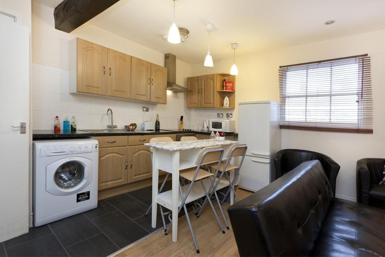 Foresters Inn Apartment - City Centre By Victoria Centre Shopping Centre - Your Own 5 Double Bedrooms Private Apartment With 3 Bathrooms And Full Kitchen To Cook As You Would At Home - Outdoor Parking For Cars Or Vans At Five Pounds A Day Nottingham Zimmer foto